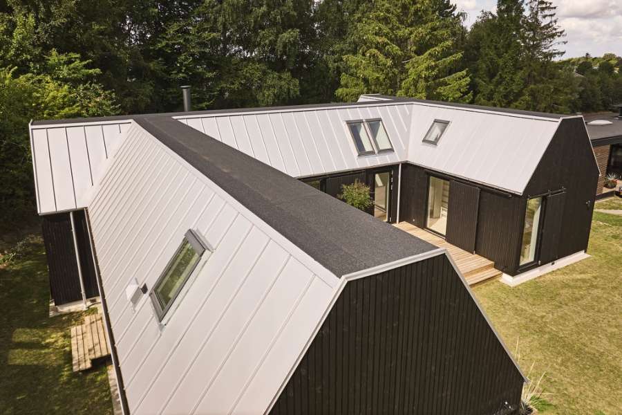 Vom Architekten gestaltetes Doppel-Ferienhaus, verkleidet mit Stahlprofilen und Holz, Skovsøvej 15, 4200 Slagelse
